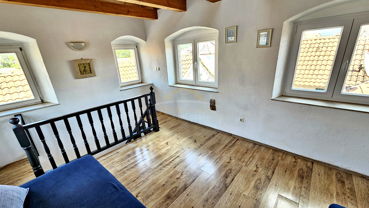 Casa in pietra ristrutturata nel centro storico di Trogir su 5 piani